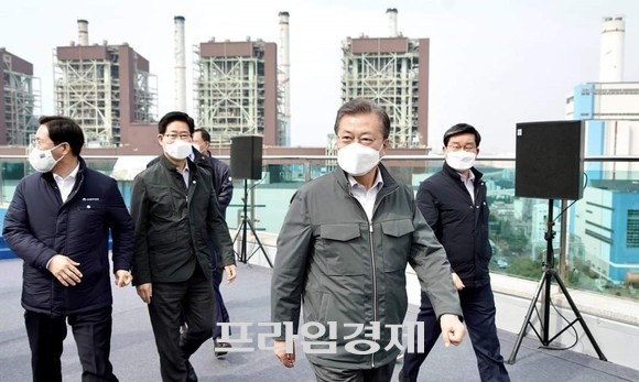 지난 19일 지역균형뉴딜투어 충남 행사에서 문재인 대통령과 양승조 충남도지사가 보령화력발전소로 이동 중인 모습. ⓒ 프라임경제