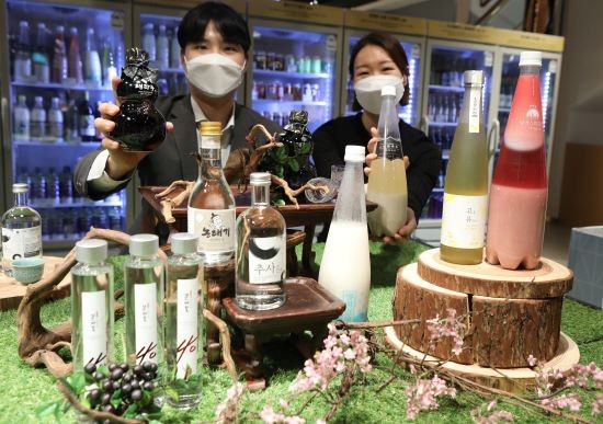 롯데백화점 광주점은 전통주를 한 자리에 소개하는 '한국의 맛을 찾아 떠나는 우리 술 기행' 행사를 마련했다. ⓒ 롯데백화점 광주점
