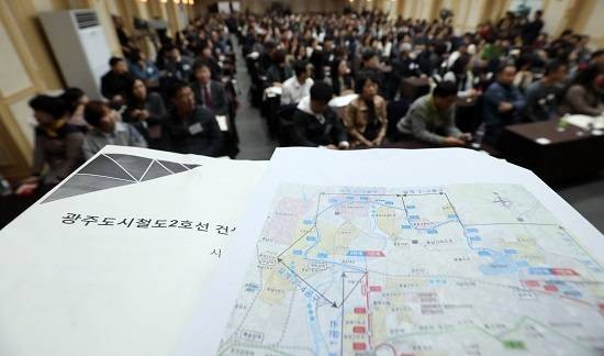 2018년 11월10일 전남 화순 금호리조트에서 광주 도시철도 2호선 건설찬반 시민참여단 종합토론회가 열리고 있다. 이날 시민참여단 투표 결과 250명 중 243명이 참석해 191명(78.6%)이 찬성표를 던졌다. 반대는 52명(23.4%)이었다. ⓒ 뉴스1