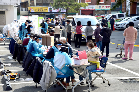 상대동 주민들이 행정복지센터 선별진료소에서 코로나19 검사를 받고 있다. ⓒ 진주시