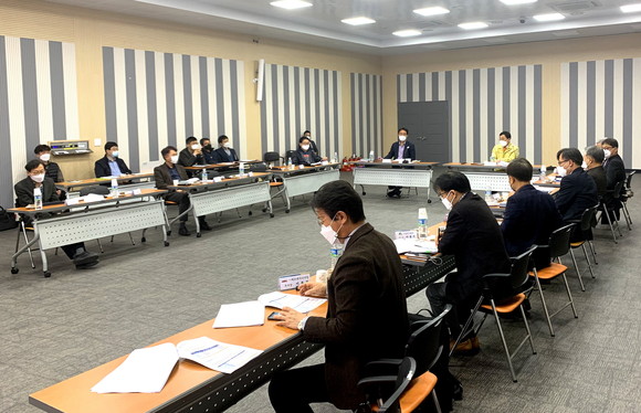 경주시청 대회의실에서 지난18일 신교통수단 도입 타당성조사 연구용역 최종보고회가 열리고 있다. ⓒ 경주시