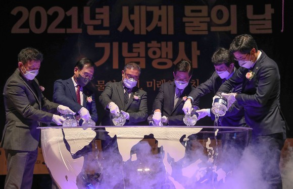양승조 지사는 22일 김명선 도의회 의장와 박상돈 천안시장 및 문진석·이정문 국회의원, 이상진 금강유역물관리위원장 등이 참석한 가운데 '세계 물의 날' 기념식 행사를 개최했다. ⓒ 충남도