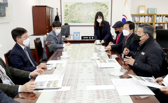 지난 23일 정부대전청사를 찾아 김현모 문화재청장을 만난 자리에서 국방과학연구소 내 안흥진성의 토지 반환 필요성을 설명하는 가세로 태안군수와 최근웅 공동회장 모습. ⓒ 태안군