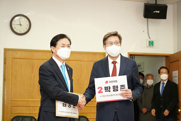 김영춘 더불어민주당 부산시장 후보와 박형준 국민의힘 부산시장 후보. ⓒ 박형준 국민의힘 부산시장 후보 선거사무소