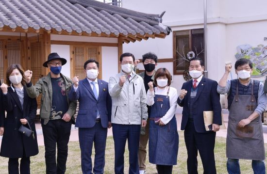 이용섭 광주광역시장이 24일 오전 남구 양림동 공예특화거리를 방문해 코로나19로 어려움을 겪고 있는 공예인들을 격려 한 뒤 기념촬영을 하고 있다. ⓒ 광주광역시