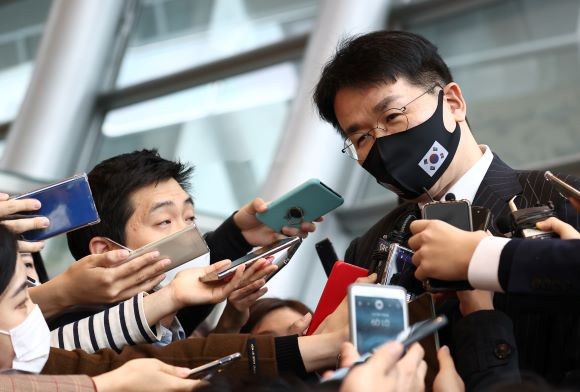 지난해 11월 아시아나 인수 관련 질문받는 조원태 대한항공 회장. ⓒ 연합뉴스
