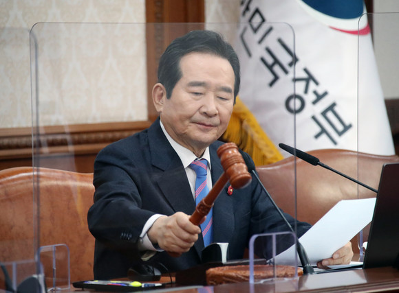 정세균 국무총리가 25일 오후 정부서울청사에서 열린 임시 국무회의에서 추경안을 의결하며 의사봉을 두드리고 있다. ⓒ 연합뉴스