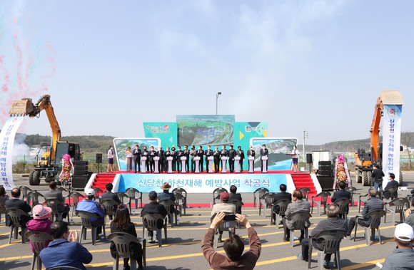 경주시가 25일 신당천 재해예방사업의 착공식에서 참석자들이 축포 퍼포먼스를 하고 있다. ⓒ 경주시