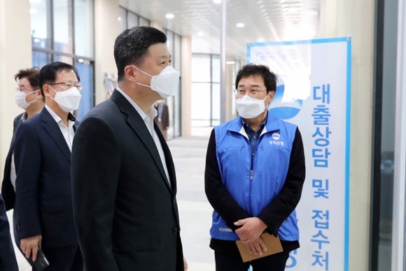 우리은행이 지난 25일 열린 주주총회에서 은행장 연임 최종 의결 후, 권광석 행장이 별도의 기념식 없이 곧바로 현장경영에 나섰다. ⓒ 우리은행