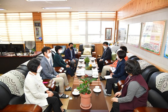진주시의회 진주갑 의원들이 평거초등학교에서 간담회를 하고 있다. ⓒ 프라임경제