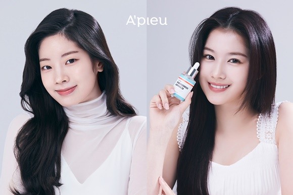 트와이스 멤버 다현·사나 어퓨 모델 사진. (왼쪽 다현, 오른쪽 사나) ⓒ 에이블씨엔씨