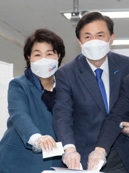 김영춘 더불어민주당 부산시장 후보가 사전투표에 나섰다. ⓒ 김영춘 후보 선거사무소