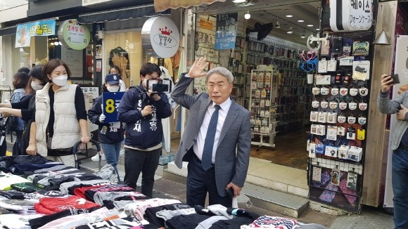 정규재 자유민주당 부산시장 후보가 시장 상인들과 쇼핑객들에게 지지를 부탁하고 있다. = 서경수 기자