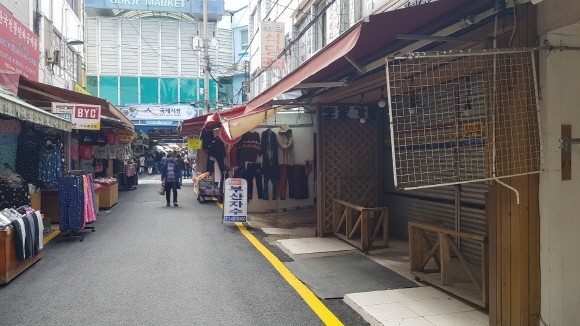 금요일인 2일 오후 국제시장의 모습. 노란 임대 표시 종이를 붙인 가게들이 상당수 눈에 띄었다. 사람도 많지 않았다. = 서경수 기자