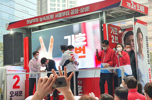 오세훈 국민의힘 서울시장 후보는 3일 용산역에서 유세하면서 지지 연설을 한 청년하고 포옹했다. = 박성현 기자