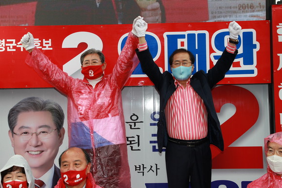 홍준표 전 경남도지사가 오태완 의령군수 선거에서 지지유세를 하고 있다. ⓒ 강경우 기자