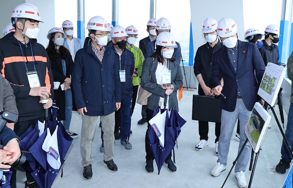 허태정 대전시장은 3일 출입기자단과 함께 대전국제컨벤션센터(DICC) 건립 현장을 점검하고 있다. ⓒ 대전시