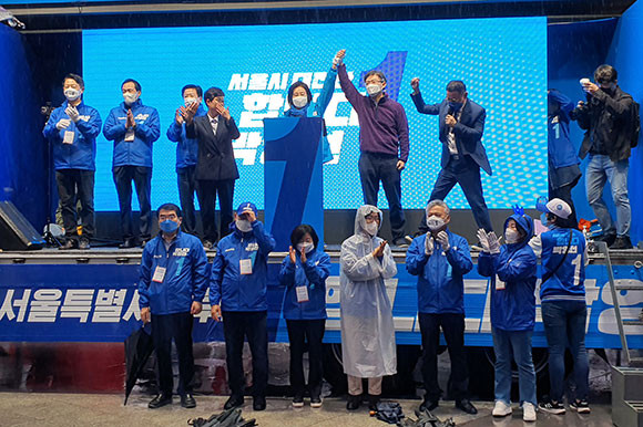 조정훈 시대전환 당대표는 3일 신촌역 3번 출구 앞에서 박영선 더불어민주당 서울시장 후보에 대한 지원유세를 했다. = 박성현 기자