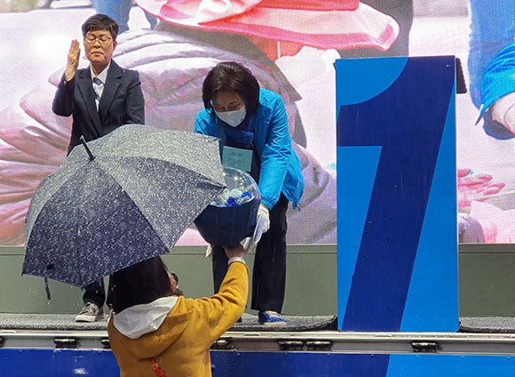 박영선 더불어민주당 서울시장 후보는 3일 박 후보 지지자한테 풍선을 선물받았다. = 박성현 기자