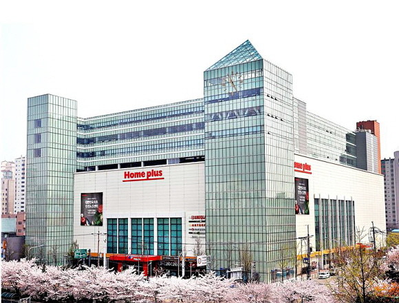 공정위가 홈플러스의 대규모유통업법 위반행위에 대해 시정명령과 함께 과징금 4억6800만원을 부과하기로 했다. © 공정위