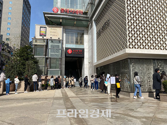 롯데·신세계·현대백화점 등 주요 백화점 3사의 매출이 일제히 급증한 것으로 나타났다. 사진은 롯데백화점 본점 앞 많은 인원이 매장 이용을 위해 줄을 서고 있다. = 윤인하 기자
