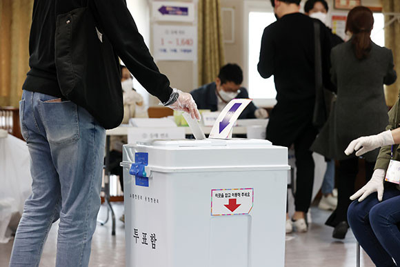 중앙선거관리위원회에 따르면 재보궐선거 투표율이 56.8%로 집계됐다. ⓒ 연합뉴스