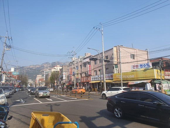 연신내 역세권 대로변에 위치한 상가들. = 전훈식 기자