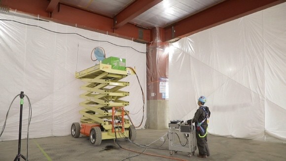 삼성물산이 대표 현장 고위험 작업인 '내화뿜칠'에 있어 로봇으로 대체할 수 있는 기술을 개발해 현장에 적용한다. © 삼성물산