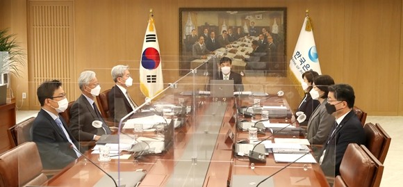 이주열 한국은행 총재가 15일 오전 서울 중구 한국은행에서 열린 금융통화위원회 본회의에서 회의를 주재하고 있다. ⓒ 한국은행