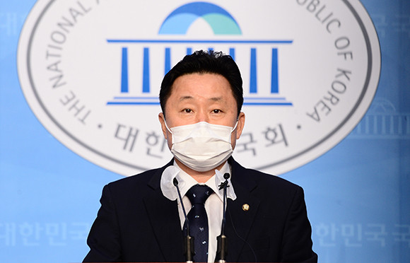 최인호 더불어민주당 수석대변인은 19일 비상대책위원회의가 끝난 후 기자들 앞에서 발언했다. ⓒ 연합뉴스
