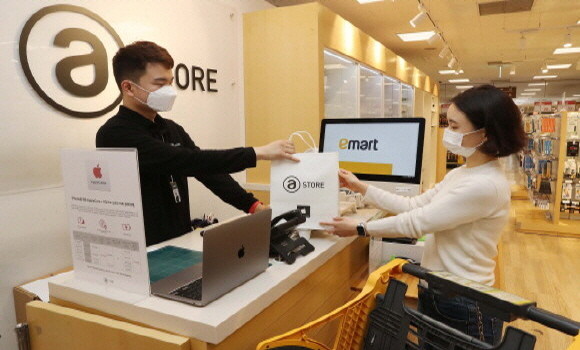 이마트와 SSG닷컴이 애플코리아 상품을 SSG닷컴으로 구매하고 배송을 기다릴 필요 없이 이마트 에이스토어(A Store)에서 수령하는 간편한 '애플 옴니 서비스'를 새롭게 선보인다. © 이마트