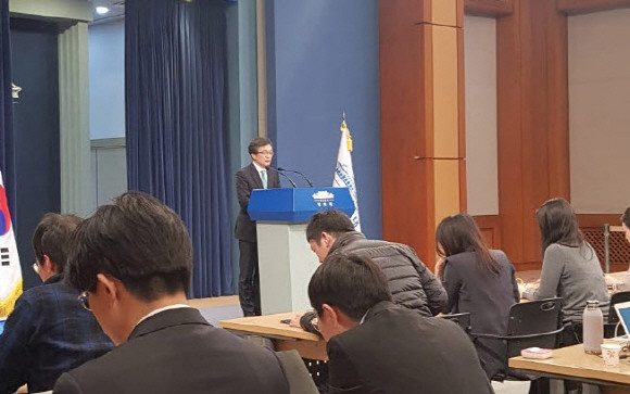 김의겸 열린민주당 의원은 청와대 근무 시절 새벽 간이 브리핑으로 공평무사한 기삿거리 접근 기회 제공을 시도했다. 사진은 대형홀에서 진행된 오후 정규 브리핑 장면이다. = 임혜현 기자