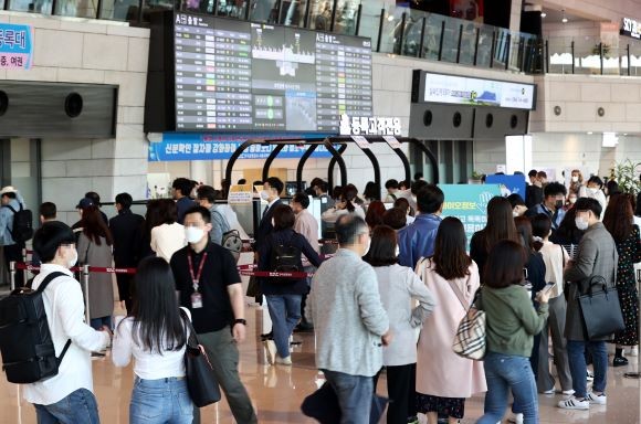 증권업계는 올해 하반기부터 집단면역이 형성돼 하늘길이 다시 열리면서 대한항공 등 대형항공사들의 수혜가 커질 것이라고 전망했다. ⓒ 연합뉴스