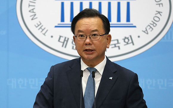 김부겸 국무총리 후보자는 책을 통해 집단 따돌림 가해자라고 자백하면서 반성의 뜻을 밝혔다. ⓒ 연합뉴스