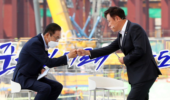 김기남 삼성전자 부회장(왼쪽)과 박정호 SK하이닉스 부회장(오른쪽)이 'K-반도체 전략 보고'에 참석해 인사를 나누는 모습. ⓒ 연합뉴스