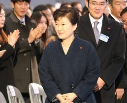 삼성바이오로직스 현장을 찾은 2015년 박근혜 당시 대통령에게 삼성 직원들이 박수를 보내고 있다. 삼성바이오는 이재용 승계의 든든한 버팀목에서 현재 수사의 단초로 전락한 상태다. ⓒ 연합뉴스