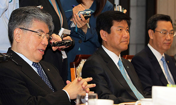 김중수 당시 한국은행 총재는 금융협의회를 주재하면서 재정불안에 대한 우려의 목소리를 냈다. ⓒ 연합뉴스