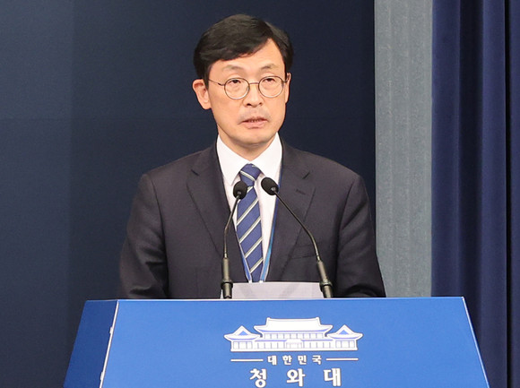 이호승 청와대 정책실장이 이재용 삼성전자 부회장 사면론과 관련해 약간 변화된 입장을 내놨다. ⓒ 연합뉴스