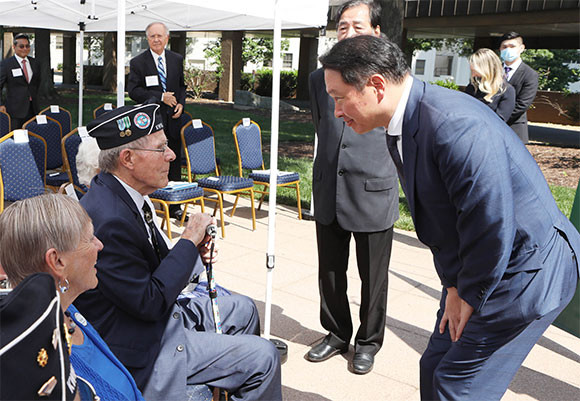 최태원 대한상공회의소 회장은 애틀랜타 출신 미 참전용사에게 감사의 뜻을 밝혔다. ⓒ 대한상공회의소
