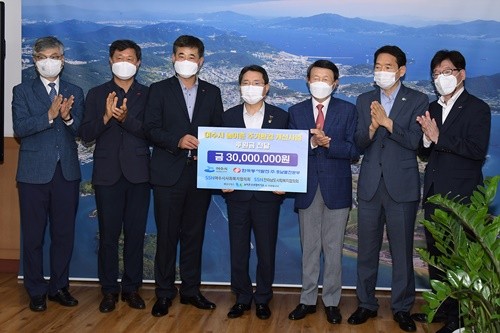 신상두 한국동서발전 호남발전본부장(왼쪽에서 세번째)이 권오봉 시장에게 후원금을 기탁했다. ⓒ 여수시