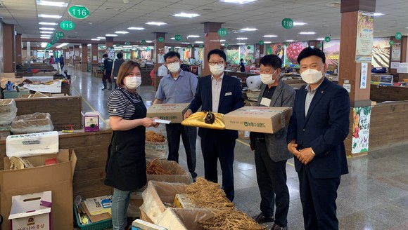 박상규 제원면장은 직원들과 함께 지난 24일 농협금산인삼랜드에 방문해 100만원 상당 인삼을 구매했다. ⓒ 금산군