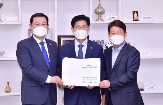 이용섭 광주광역시장과 권영진 대구광역시장이 26일 오후 서울 국토발전전시관에서 노형욱 국토교통부 장관과 면담을 갖고 제4차 국가철도망구축계획에 달빛내륙철도 사업을 반영해 줄 것을 촉구하는 영호남 시도지사 6명의 공동 의견서를 제출하고 있다. ⓒ 광주광역시