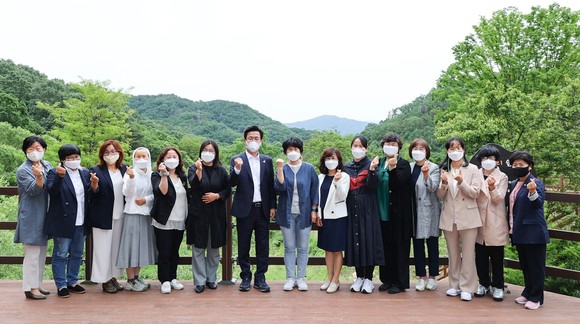 26일 치유의 숲에서 여성폭력방지상담소·시설 대표 12명과 함께 '허심탄회'를 개최 후 허태정 대전시장과 기념촬영을 하고 있다. ⓒ 대전시
