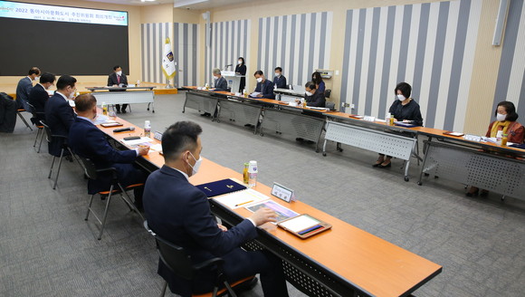 주낙영 경주시장이 지난 3월 경주시청 대회의실에서 열린 '2022 동아시아문화도시 추진위원회' 첫 회의를 주재하고 있다. ⓒ 경주시