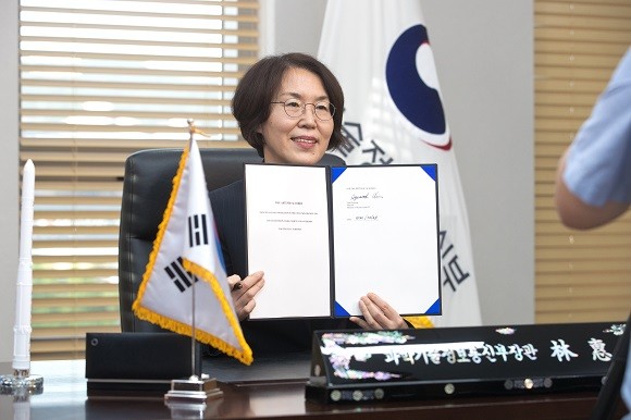 임혜숙 과학기술정보통신부 장관이 대한민국을 대표해 '아르테미스 약정' 추가 참여를 위해 서명했다. ⓒ 과학기술정보통신부