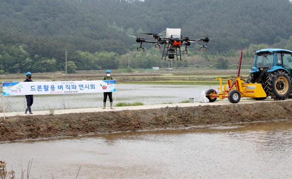 태안군 근흥면 정죽리의 한 농가에서 열린 '드론활용 노동력 절감 벼 직파 연시회' 모습. ⓒ 태안군