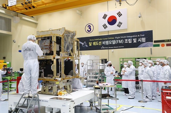 임혜숙 과학기술정보통신부 장관이 31일 오후 대전광역시 유성구 한국항공우주연구원을 방문해 주요 위성 및 달궤도선(KPLO) 부분품 조립 시험시설 설명을 듣고 있다. ⓒ 과학기술정보통신부