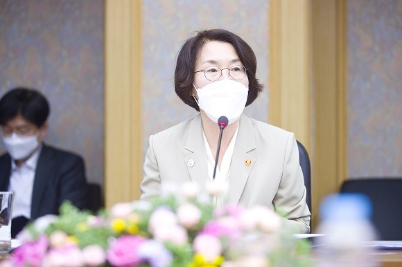 임혜숙 과학기술정보통신부 장관이 31일 오후 대전광역시 유성구 한국항공우주연구원에서 열린 '한-미 정상회담 후속 우주개발 연구현장 간담회'에 참석해 인사말을 하고 있다. ⓒ 과학기술정보통신부