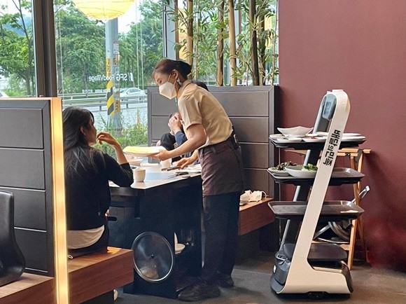 한식당 '천지연 하남미사점'에서 배달의민족의 서빙로봇 '딜리플레이트'를 운영하고 있다. ⓒ 배달의민족