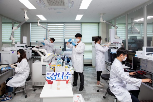 제주개발공사 품질연구팀 연구 모습. ⓒ 제주개발공사